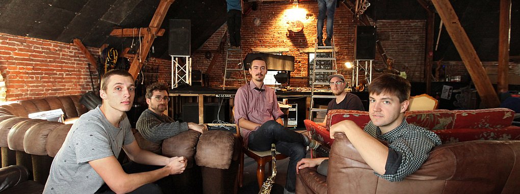 Im Wohnzimmer: (von links) Nikolaus Böhm (Bass), Martin Pilger (Keyboard), Georg N. Schitt (Saxophon und Gesang), Philipp Kaiser (Trompete) und René Pauls (Schlagzeug) im "Red Horn District". - © Bernhard Preuss