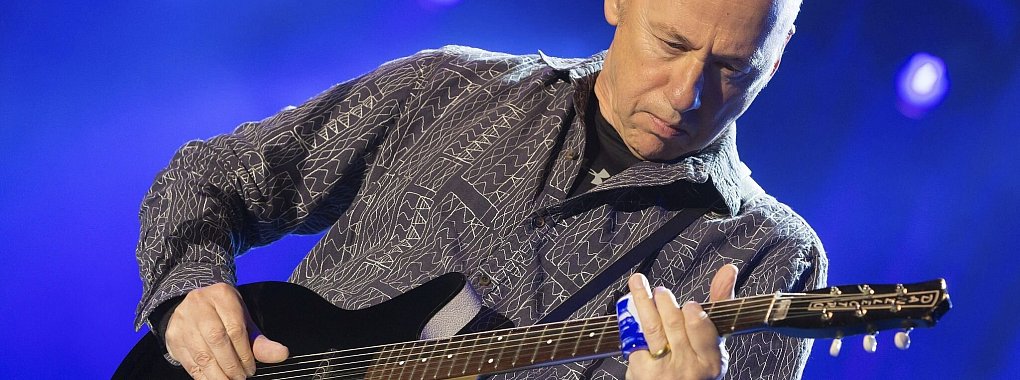 Musiker und Gitarrist Mark Knopfler: Dank seines Erfolges konnte er sich eine große Gitarren-Sammlung zulegen. - © Raul Sanchidrian/EFE/dpa