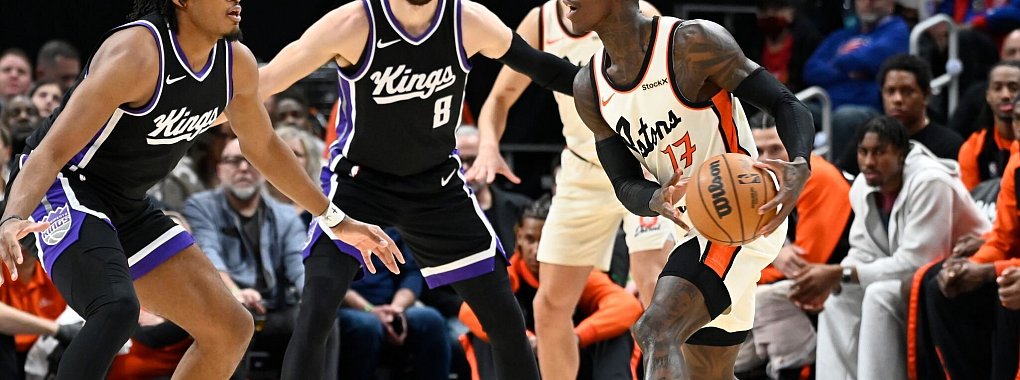 Dennis Schröder (rechts) hatte ein offensiv schwaches Spiel gegen die Kings. - © Jose Juarez/AP/dpa