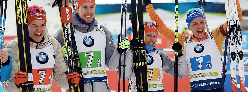 Vor fast fünf Jahren bejubelten die deutschen Biathleten zuletzt einen Podestplatz in der Mixed-Staffel. - © Darko Bandic/AP/dpa