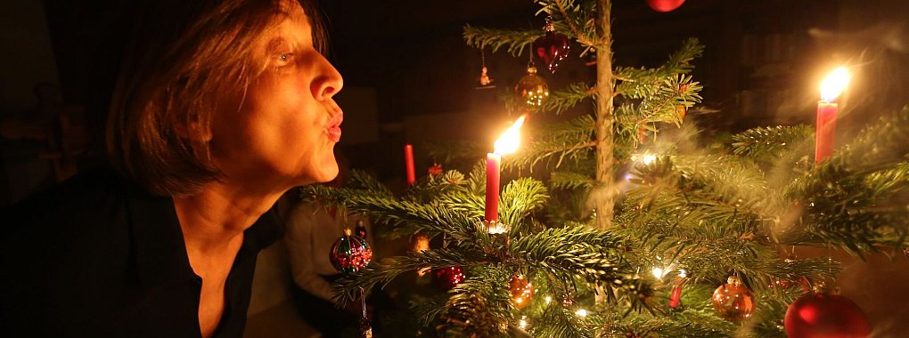 In der Adventszeit steigt die Brandgefahr: Brennende Wachskerzen sollten nie unbeaufsichtigt sein. - © Karl-Josef Hildenbrand/dpa-tmn