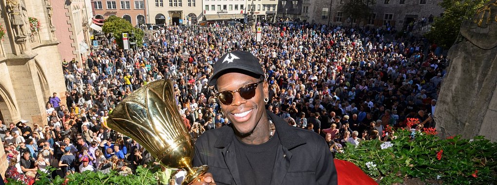 Erst Weltmeister, dann Fahnentr&auml;ger? Schr&ouml;der ist bereit f&uuml;r die Olympia-Ehre. - &copy; Julian Stratenschulte/dpa