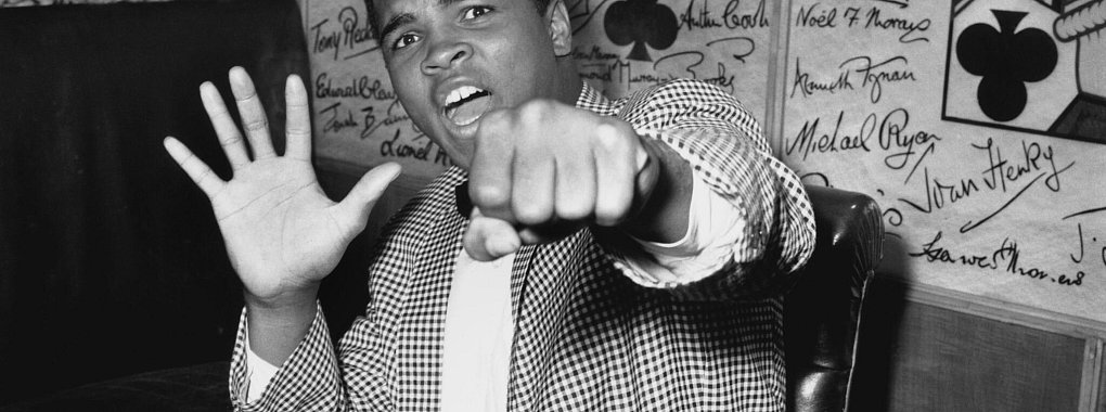 Cassius Clay, besser bekannt als Muhammad Ali, hält fünf Finger hoch, um vorauszusagen, wie viele Runden er brauchen wird, um Henry Cooper auszuknocken. - © Kent Gavin/Hulton Archive via Getty Images/ARTE/dpa
