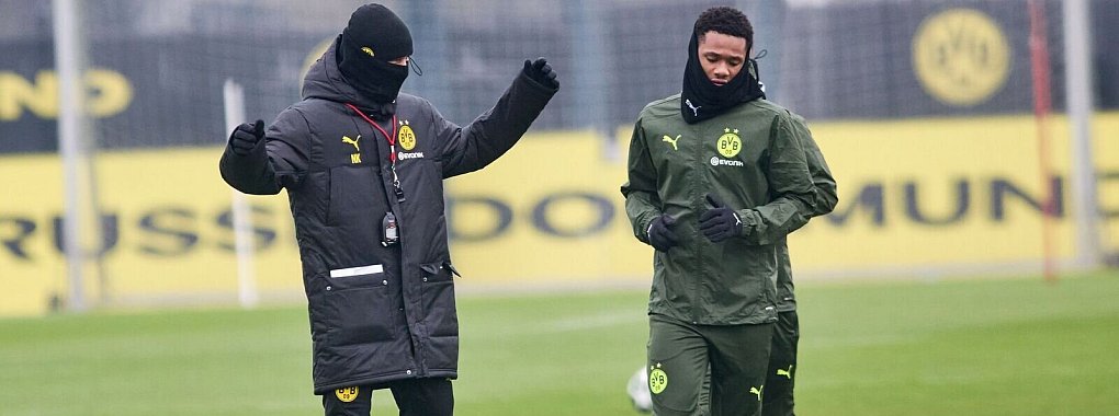 Niko Kovac musste sich beim Abschlusstraining in Dortmund warm anziehen. - © Bernd Thissen/dpa