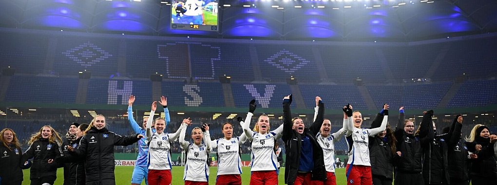 Hamburgs Spielerinnen jubeln nach ihrem 2:0-Erfolg im Viertelfinale vor den eigenen Fans. - © Gregor Fischer/dpa