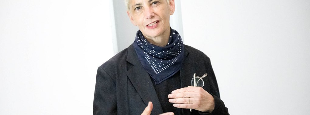 Die K&uuml;nstlerin Yael Bartana in den R&auml;umen ihrer Ausstellung "Yael Bartana. Utopia Now!&raquo; in Bremen. - &copy; Sina Schuldt/dpa