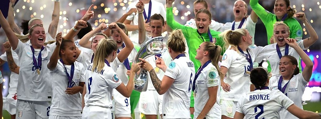 Europameisterinnen 2022 in Wembley: Englands Fußballerinen - © Sebastian Christoph Gollnow/dpa