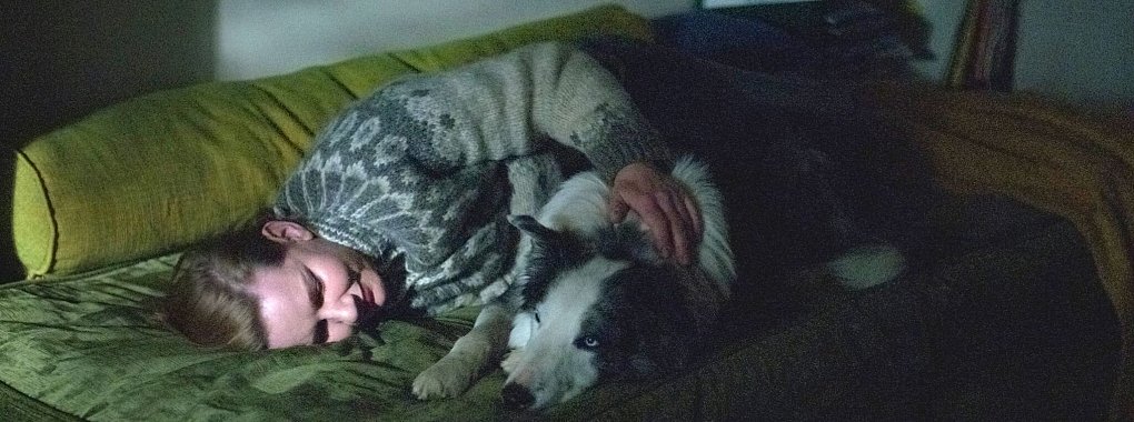 Sandra Hüller als Sandra Voyter mit Hund Messi als Blindenhund Snoop in einer Szene des für fünf Oscars nominierten Films «Anatomie eines Falls». - © -/LesFilmsPelleas/LesFilmsDePierre/dpa