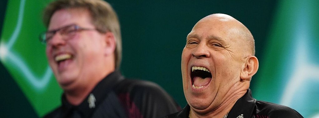 Ansager Russ Bray (r) war &uuml;ber Jahrzehnte die Stimme des Darts-Sports. - &copy; Zac Goodwin/PA Wire/dpa