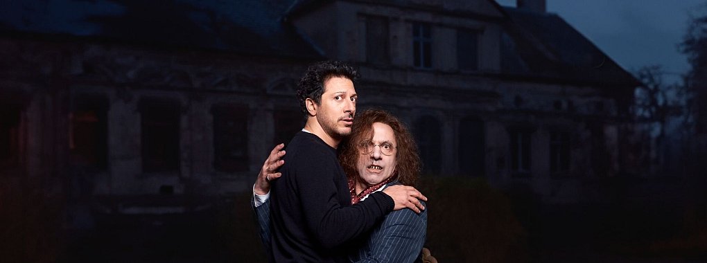 Eine Szene aus der neuen Joyn-Serie mit dem Arbeitstitel «Der Upir». Darin zu sehen sind Fahri Yard?m (l) und Rocko Schamoni (r). - © Christoph Köstlin/SevenOne/dpa