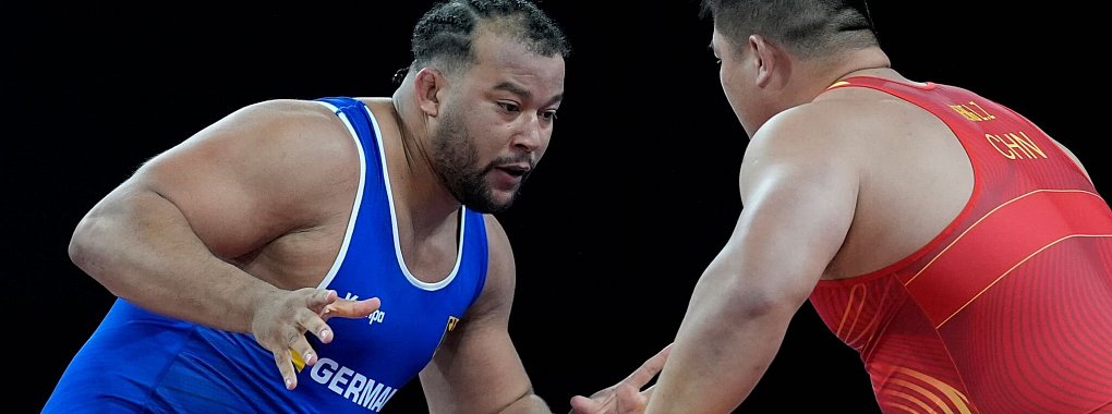 Ringer Jello Krahmer (l.) verlor bei seinem Olympia-Deb&uuml;t gegen Meng Lingzhe aus China. - &copy; Eugene Hoshiko/AP/dpa