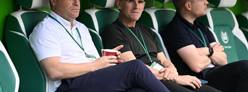 Kommt noch ein neuer Abwehrspieler? Sportvorstand Max Eberl und Sportdirektor Christoph Freund vom FC Bayern M&uuml;nchen vor dem Spiel in Wolfsburg. - &copy; Swen Pf&ouml;rtner/dpa