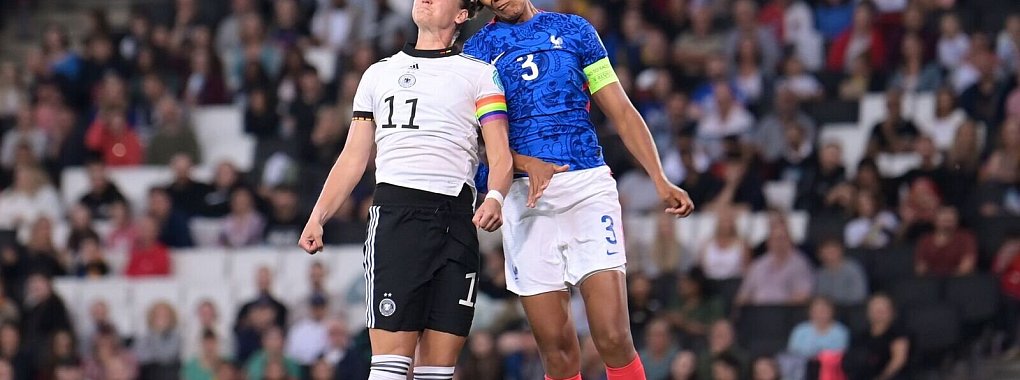 Frankreichs Wendie Renard (r) wird das Spiel gegen die DFB-Auswahl verpassen. - &copy; Sebastian Gollnow/dpa