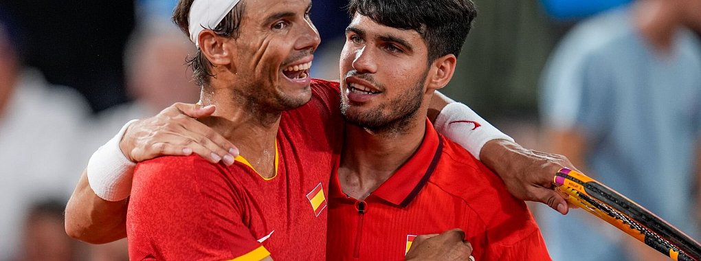 Rafael Nadal (links) ist neben Carlos Alcaraz auch für das spanische Team nominiert, das bei der Endrunde im Davis Cup um den Titel spielen soll. - © Manu Fernandez/AP/dpa