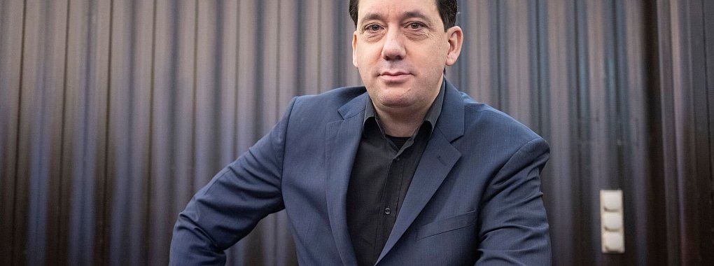 Es geht auch um viel Geld im Rechtsstreit zwischen Ex-Schiedsrichter Manuel Gräfe und dem DFB. - © Boris Roessler/dpa