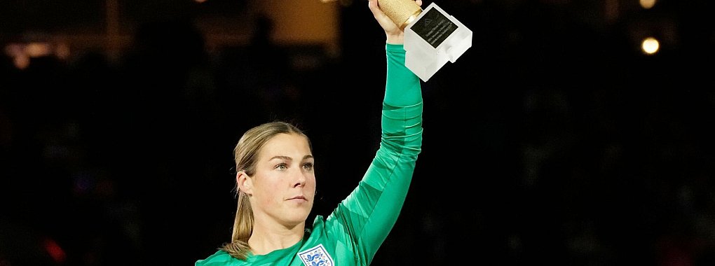 Bei der WM 2023 erhielt Mary Earps die Auszeichnung zur besten Torhüterin des Turniers. - © Rick Rycroft/AP/dpa