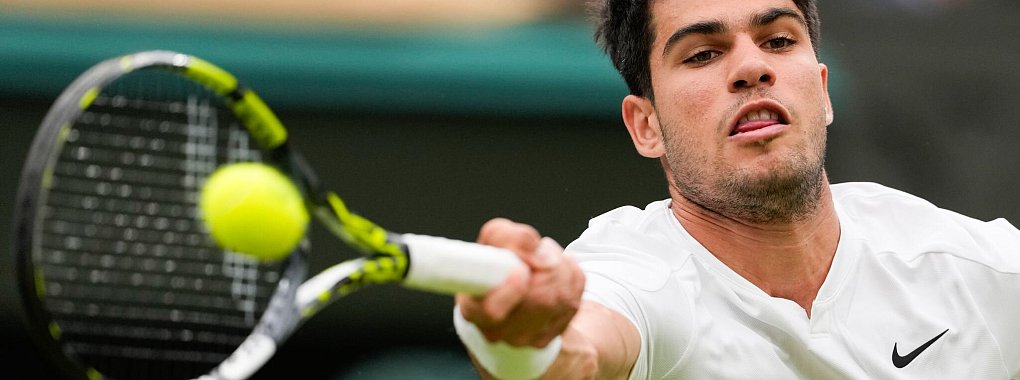 Der Spanier Carlos Alcaraz spielt einen Vorhand-Return. - &copy; Alberto Pezzali/AP