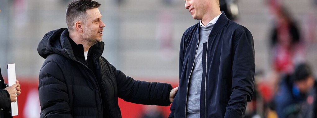 Wer ist der Favorit? Wolfsburgs Tommy Stroot weist die Rolle seinem Bayern-Kollegen Alexander Straus zu. - © Matthias Balk/dpa
