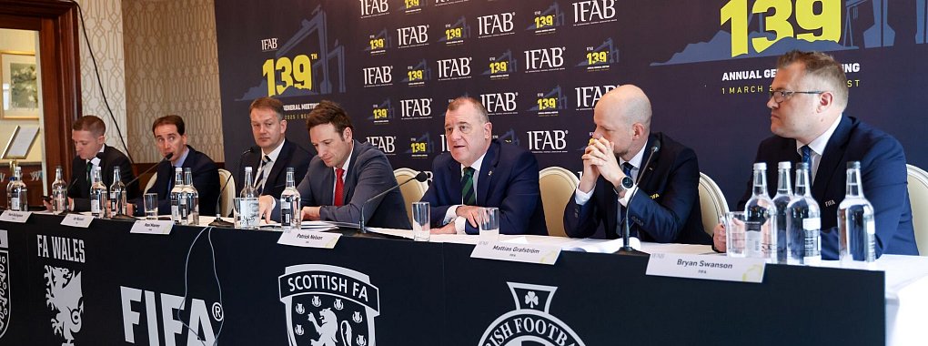 Die Regelhüter des Fußballs tagten in Belfast. - © Peter Morrison/PA Wire/dpa