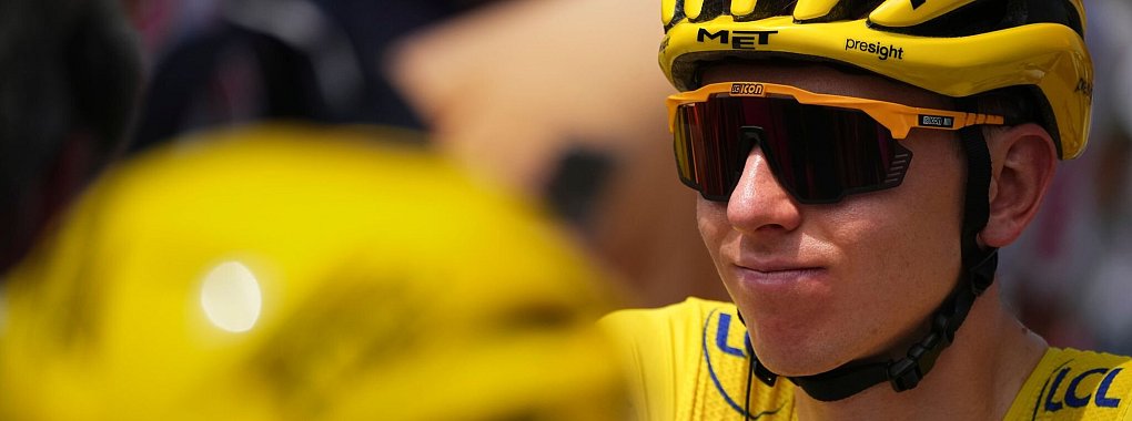 Weiterhin ganz in Gelb: Tour-Spitzenreiter Tadej Pogacar - &copy; Daniel Cole/AP