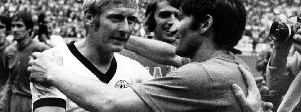 WM-Halbfinale 1970: Der deutsche Verteidiger Karlheinz Schnellinger (l) muss nach der 3:4-Biederlage gegen Italien von Gegner Tarcisio Burgnich (r) getr&ouml;stet werden. - &copy; dpa/dpa