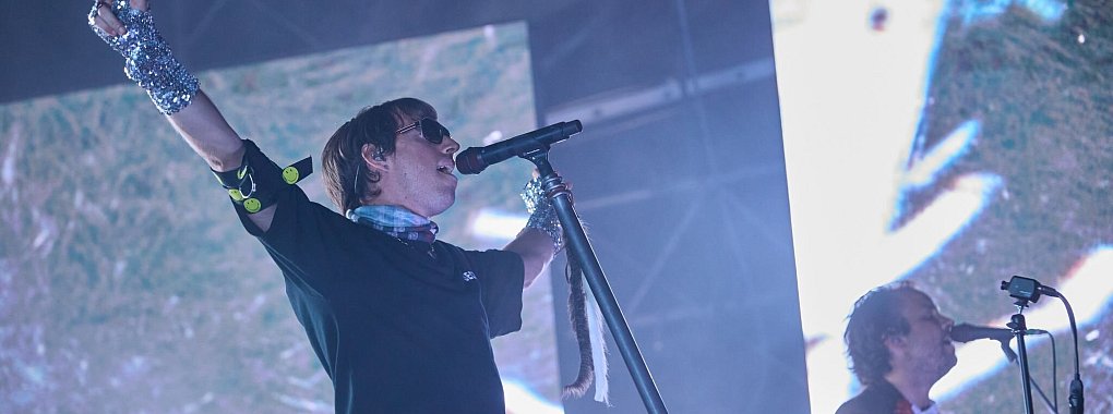 Maurice Ernst und seine Band Bilderbuch stehen während des Musik- und Kunstfestivals MS Dockville auf der Bühne. Das Festival im Industrie- und Hafengebiet von Hamburg-Wilhelmsburg findet von Freitag bis Sonntag statt. - © Georg Wendt/dpa