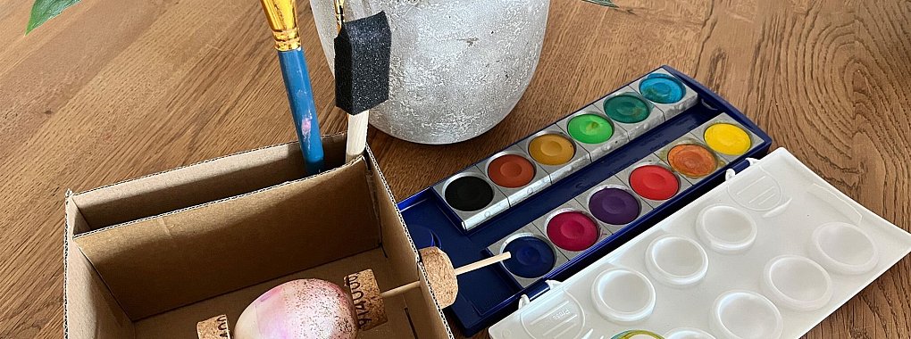 Drehen statt kleckern: Mit Holzspieß, Korken und Karton entsteht eine Mal-Station für Ostereier. - © DIY Academy/dpa-tmn