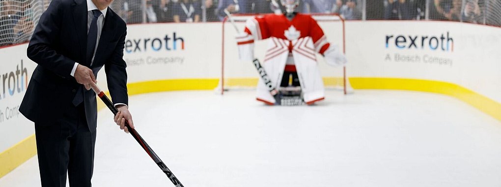 Das Eishockey-Duell zwischen Scholz und dem «Robo Goalie» endete ohne Treffer. - © Michael Matthey/dpa