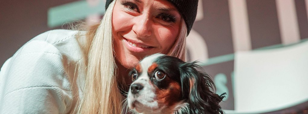 Skirennfahrerin Lindsey Vonn trauert um ihre gestorbene Hündin Lucy. - © picture alliance / Michael Kappeler/dpa