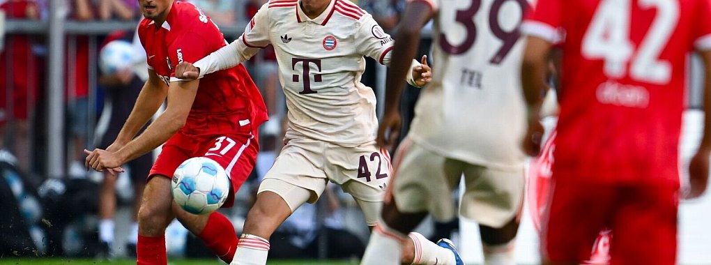 Bevor die heutigen Bayern-Profis gegen Freiburg spielten, wurden die Europokalsieger von 1974 geehrt. - &copy; Sven Hoppe/dpa