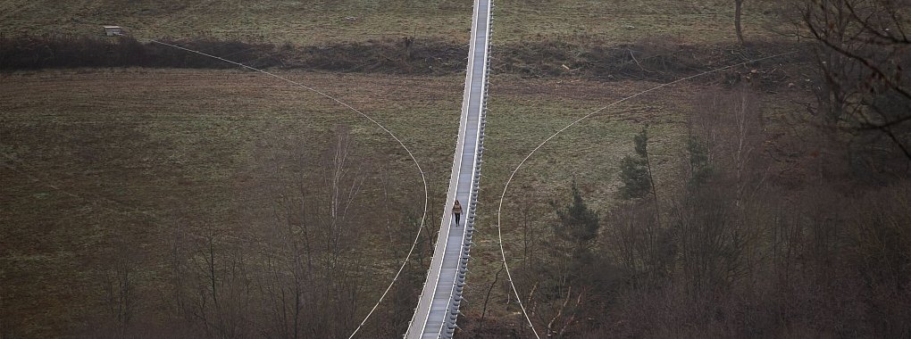 Neue Touristenattraktion: Der Highwalk ist in Rotenburg an der Fulda eröffnet worden. Dort können Besucher Nervenkitzel und einen beeindruckenden Ausblick erleben. - © Christian Lademann/dpa/dpa-tmn