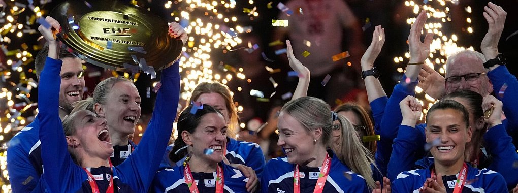 Die Norwegerinnen feiern den EM-Titel. - &copy; Petr David Josek/AP/dpa