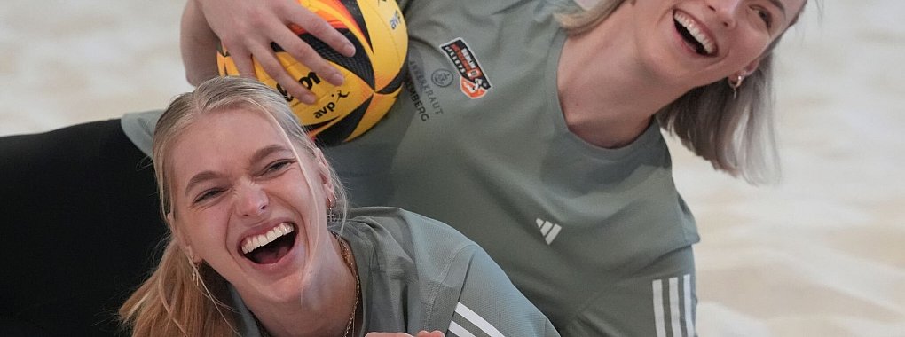 Vorfreude auf Neues: Das Beach-Volleyball-Duo Louisa Lippmann (r) und Linda Bock. - © Marcus Brandt/dpa