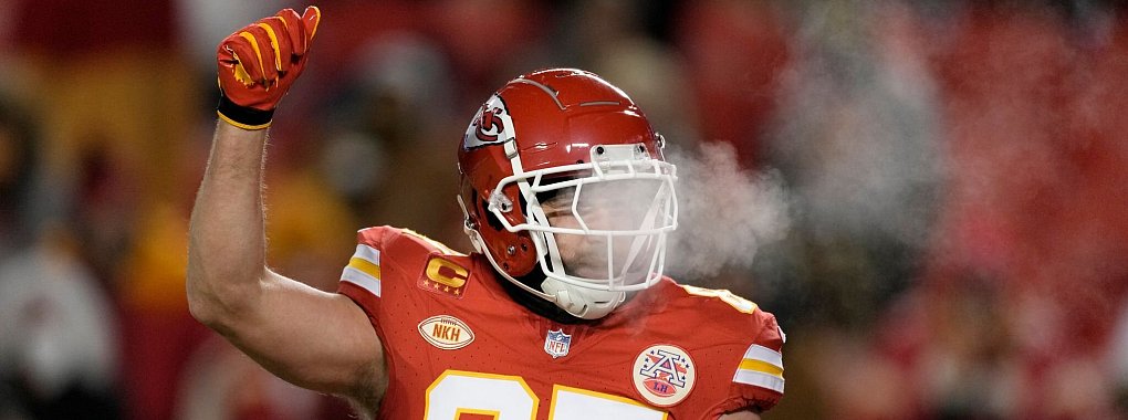 Travis Kelce stand mit den Kansas City Chiefs vor der Partie bei den Denver Broncos in der Kälte. - © Charlie Riedel/AP/dpa