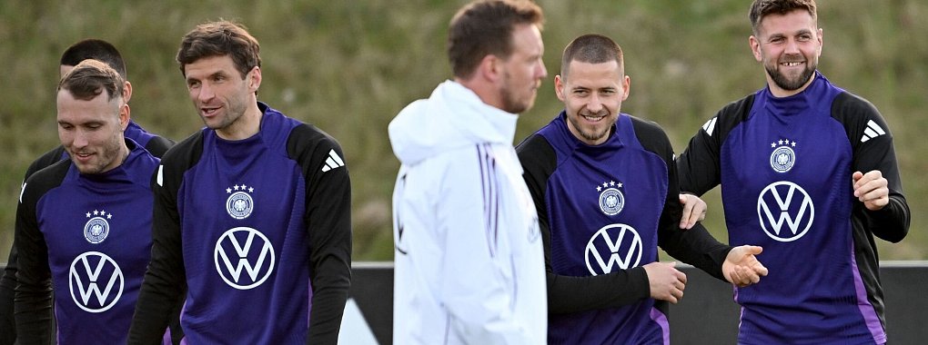Bundestrainer Julian Nagelsmann (M.) bereitet die Nationalmannschaft in Th&uuml;ringen auf die EM vor. - &copy; Arne Dedert/dpa