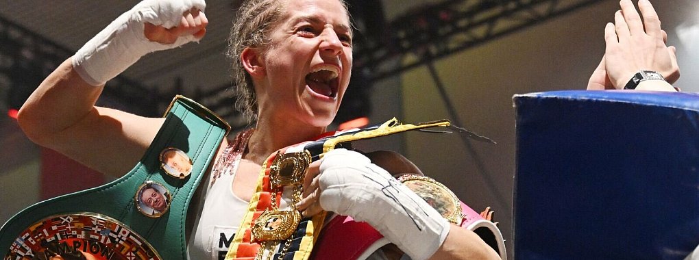 Profi-Boxerin Tina Ruprrecht feiert ihre drei WM-Titel. - © Marijan Murat/dpa