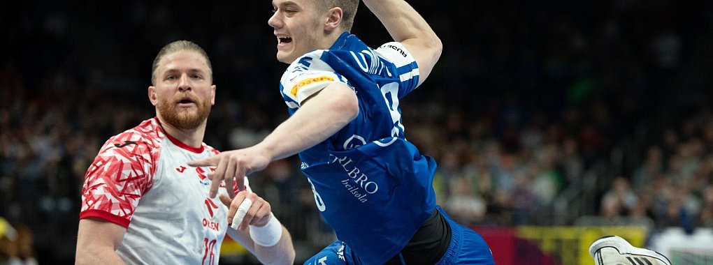 Oli Mittun von den Far&ouml;er Inseln (r) kommt gegen Polens Maciej Gebala (l) zum Wurf. - &copy; Soeren Stache/dpa