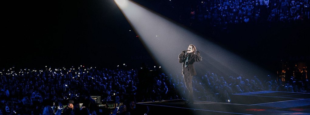 Ghost-Frontmann Tobias Forge in seiner Rolle als Papa Emiritus IV bei einem Konzert in Los Angeles 2023. - &copy; Ryan Chang/Concord/Trafalgar Releasing/dpa