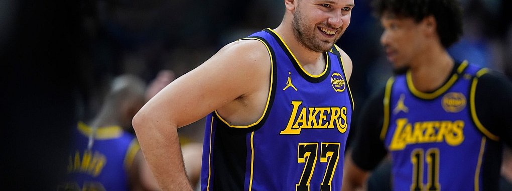Luka Doncic erzielte nach seinem Wechsel zu den Los Angeles Lakers erstmals über 30 Punkte. - © David Zalubowski/AP/dpa
