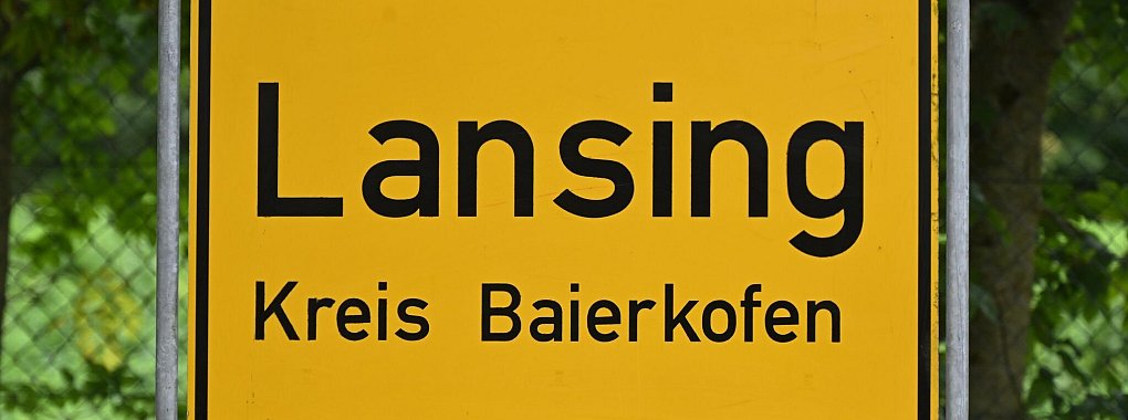 Im fiktiven Lansing spielt seit 18 Jahren die TV-Serie «Dahoam is dahoam», die der Bayerische Rundfunk nun fortsetzt. (Archivbild) - © Felix Hörhager/dpa
