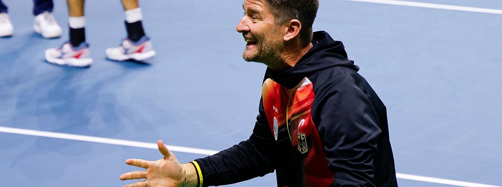 Große Freude: Teamchef Michael Kohlmann bejubelt den Einzug ins Halbfinale des Davis Cups. - © Frank Molter/dpa