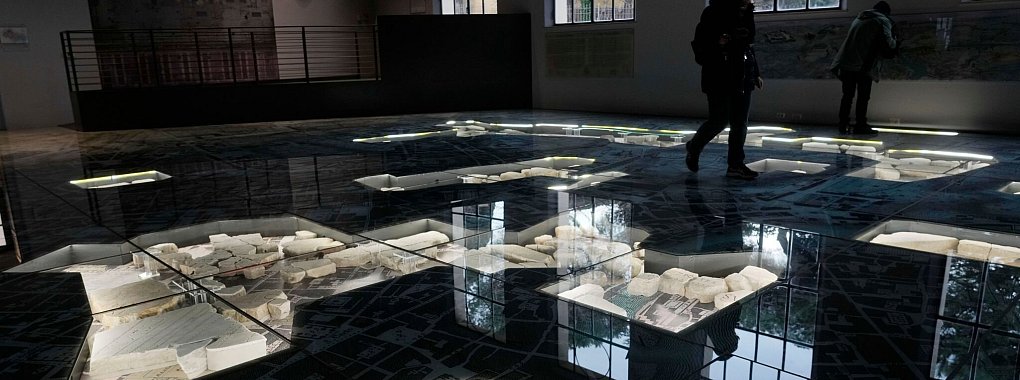 Die riesige Marmorkarte (Forma Urbis Romae) des antiken Roms im Archäologischen Park des Museums Monte Celio. - © Gregorio Borgia/AP/dpa