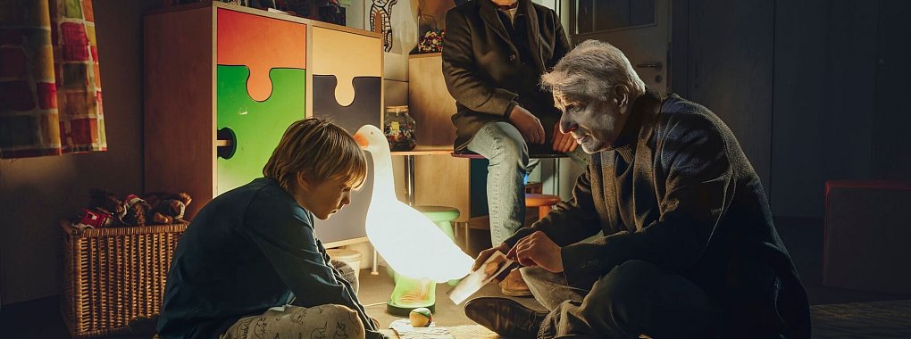 Ferdinand (Phileas Heyblom) wird auf der Kinderstation des Krankenhauses von den Kriminalhauptkommissaren Ivo Batic (Miroslav Nemec, M) und Franz Leitmayr (Udo Wachtveitl) befragt. - &copy; Hendrik Heiden//Sappralot Productions GmbH/BR/dpa