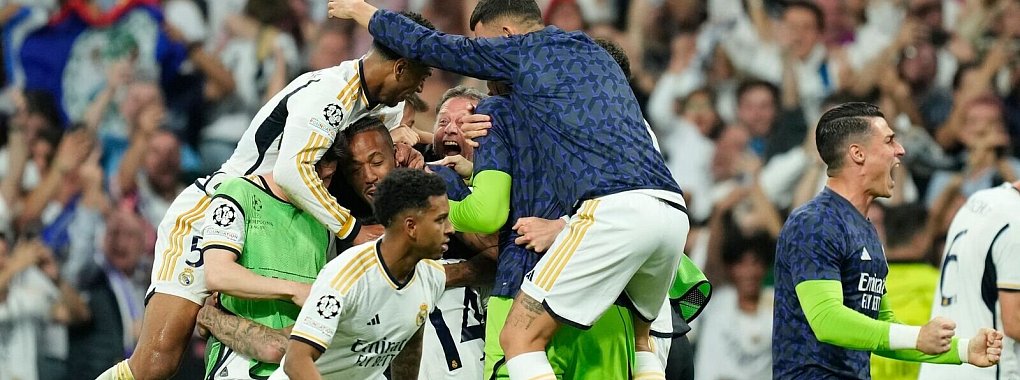 Reals Joselu (verdeckt) jubelt mit seinen Teamkollegen nach seinem Tor zum 2:1. - &copy; Jose Breton/AP
