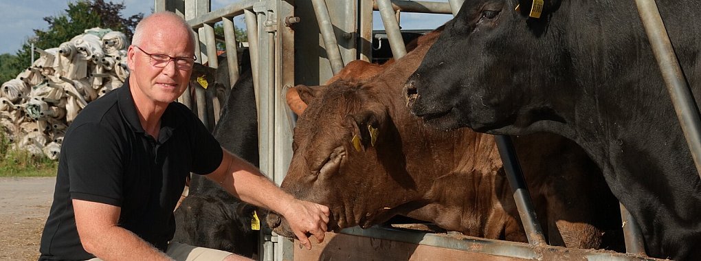 Begr&uuml;&szlig;ung am Stall, der zu allen Seiten offen ist: Peter Frob&ouml;se. - &copy; Axel B&uuml;rger