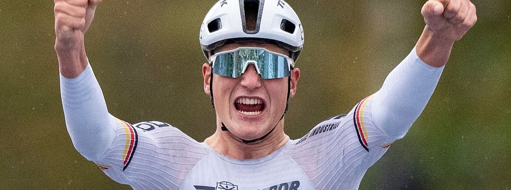 Niklas Behrens gewinnt das U23-Rennen bei der WM. - © Peter Dejong/AP/dpa