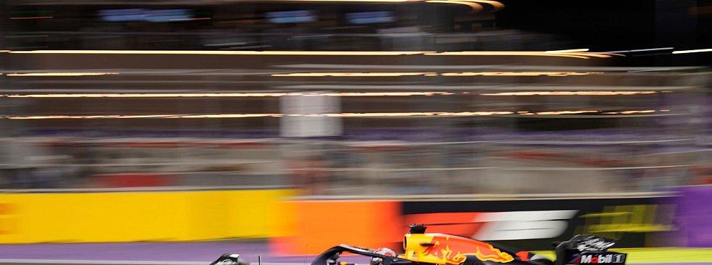 Eine Fabelrunde für Maxc Verstappen. - © Darko Bandic/AP/dpa