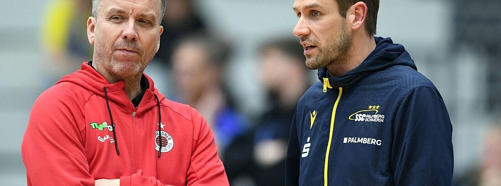 Vor dem Spiel tauschen sich die Trainer Alexander Waibl (Dresden, l) und Felix Koslowski (Schwerin) aus. - © Michael Schwartz/dpa