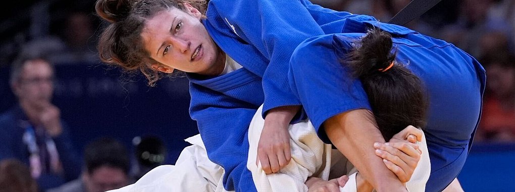 Miriam Butkereit (oben) holt in Paris die erste Medaille f&uuml;r das deutsche Judo-Team. - &copy; Eugene Hoshiko/AP/dpa