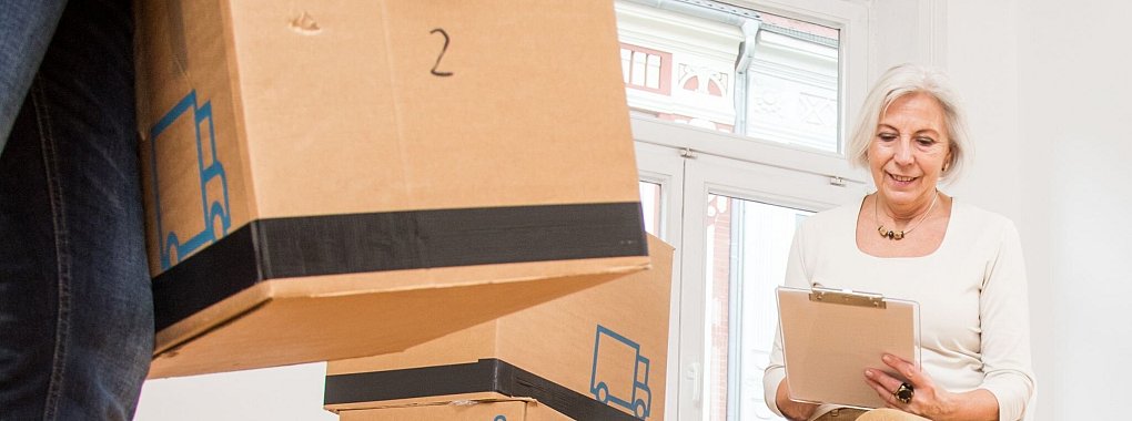 Umziehen, aber richtig: Rentnerinnen und Rentner sollten dem Renten Service einen Ortswechsel mitteilen, sonst droht der Zahlungsausfall. - © Christin Klose/dpa-tmn/dpa